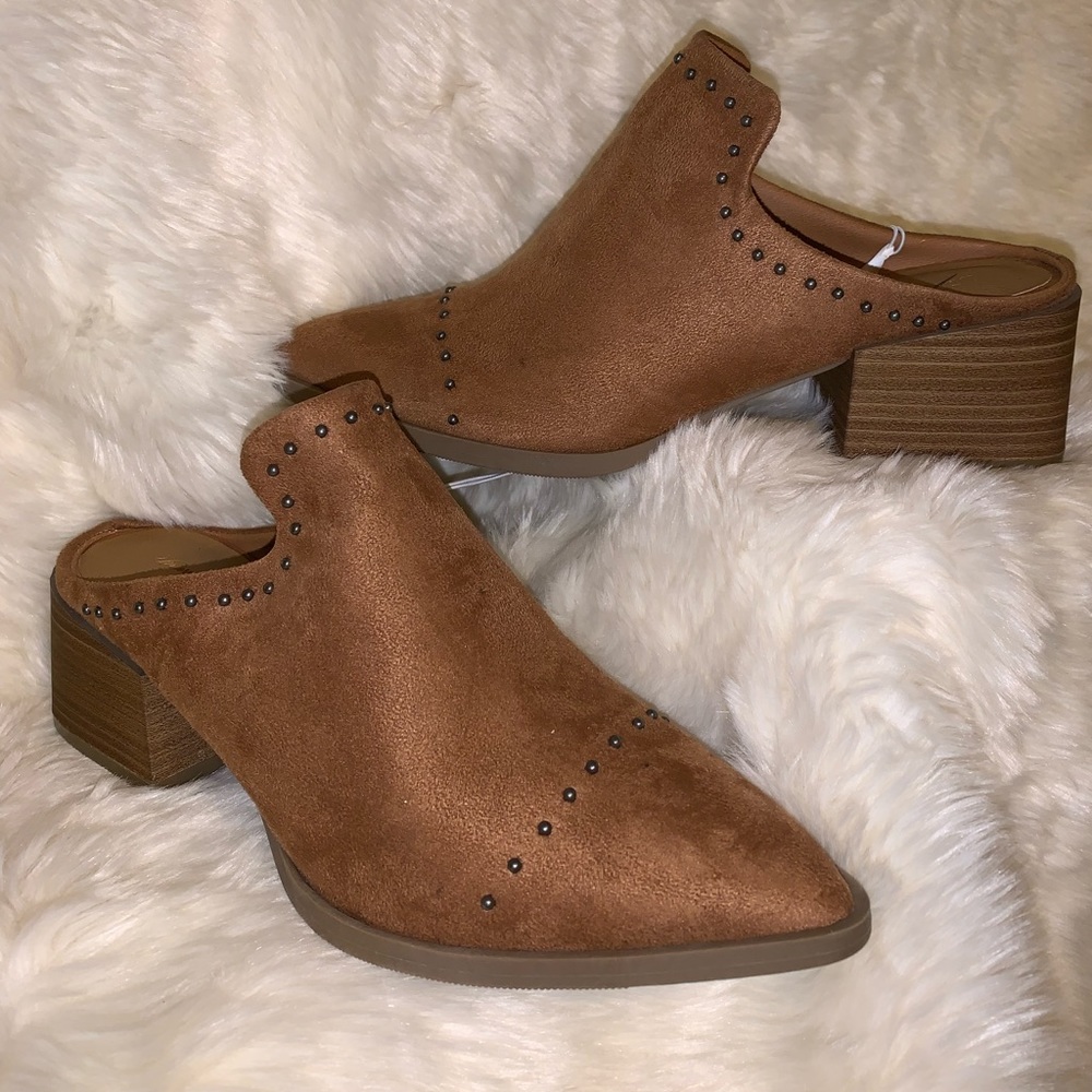 Women’s Universal Thread mules.